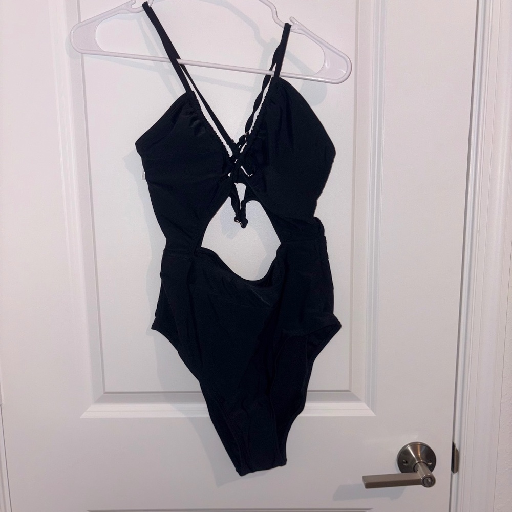 Cupshe One Piece Cut Out Tummy Control  Crisscross and Clasp Back Size Medium